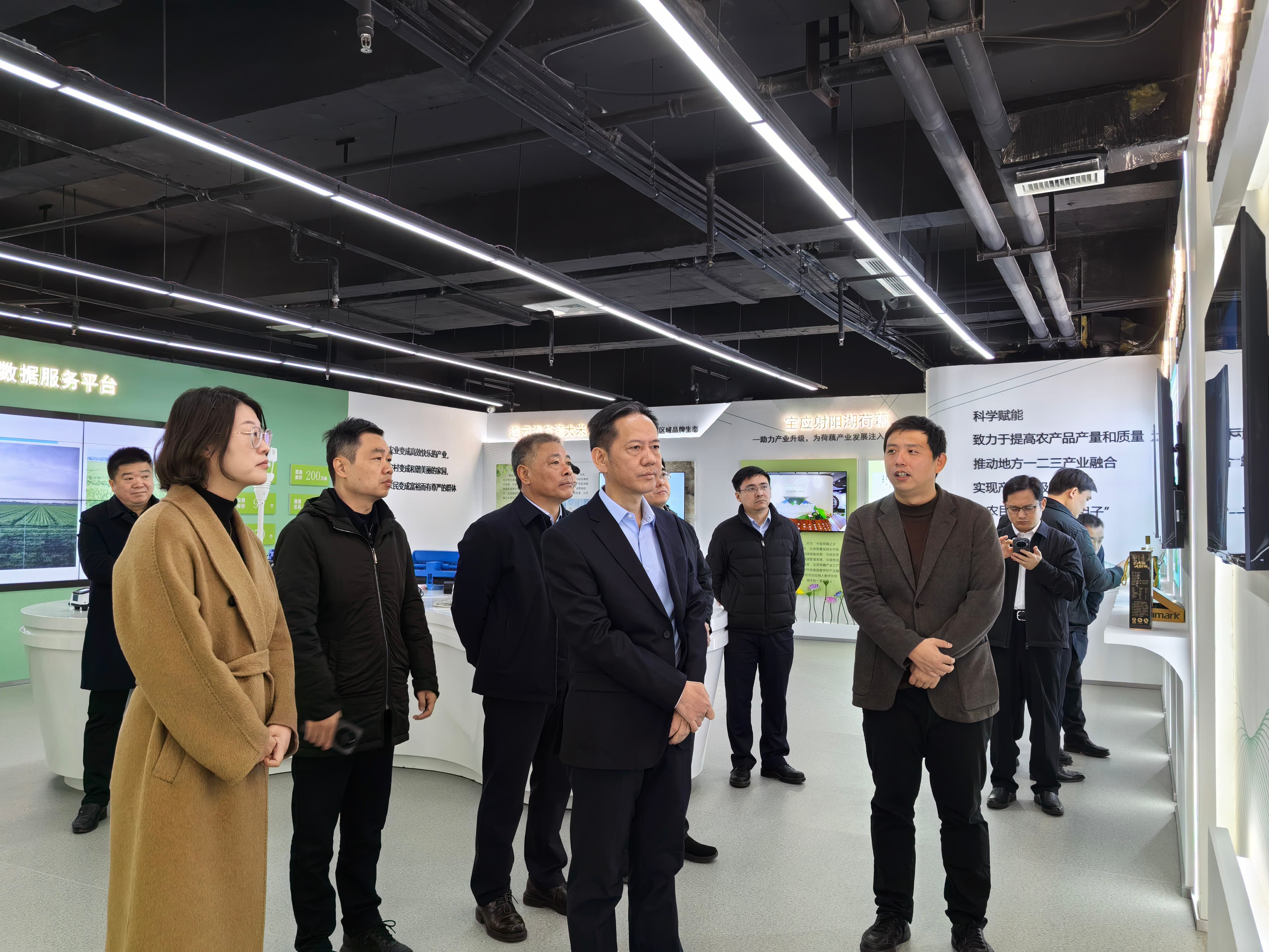 揚州市委副書記、市長鄭海濤一行蒞臨瑞豐信息參觀指導